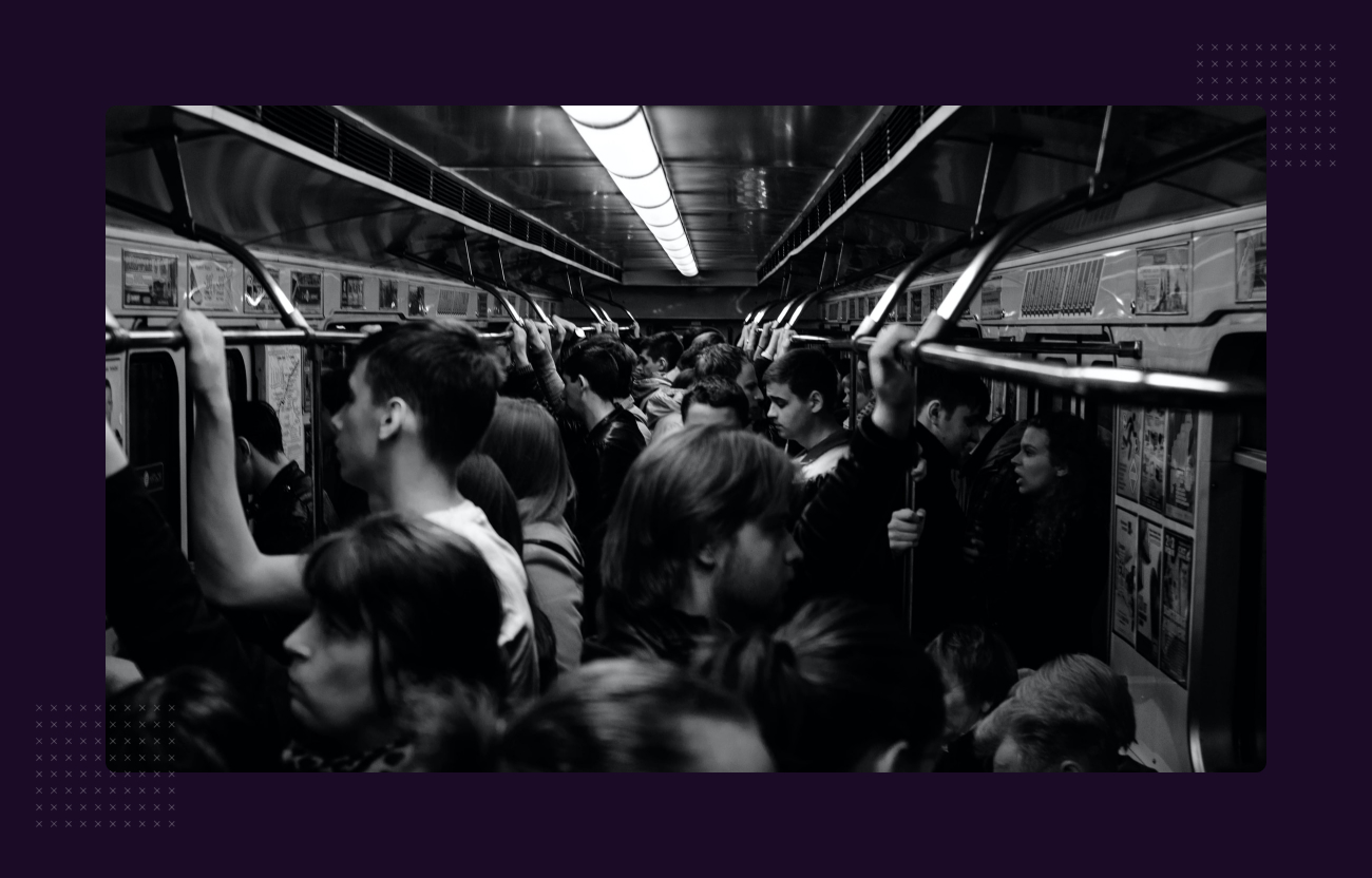 personas tomando el transporte público