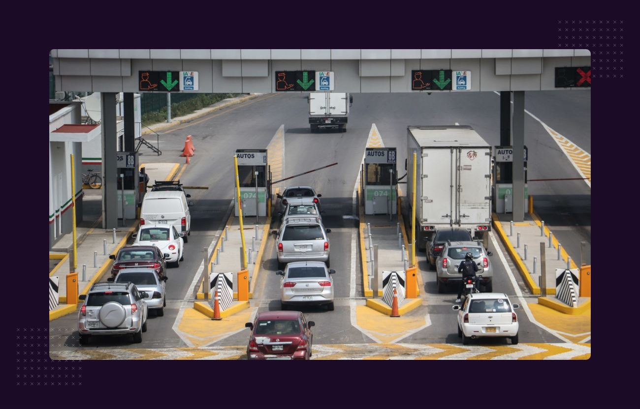 automóviles haciendo fila en una caseta de cobro de carretera