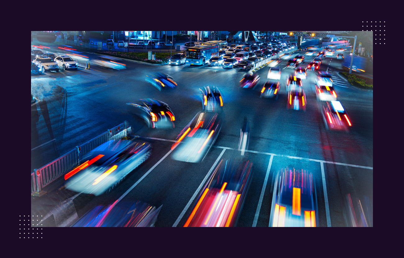 calle transitada por automoviles en la noche