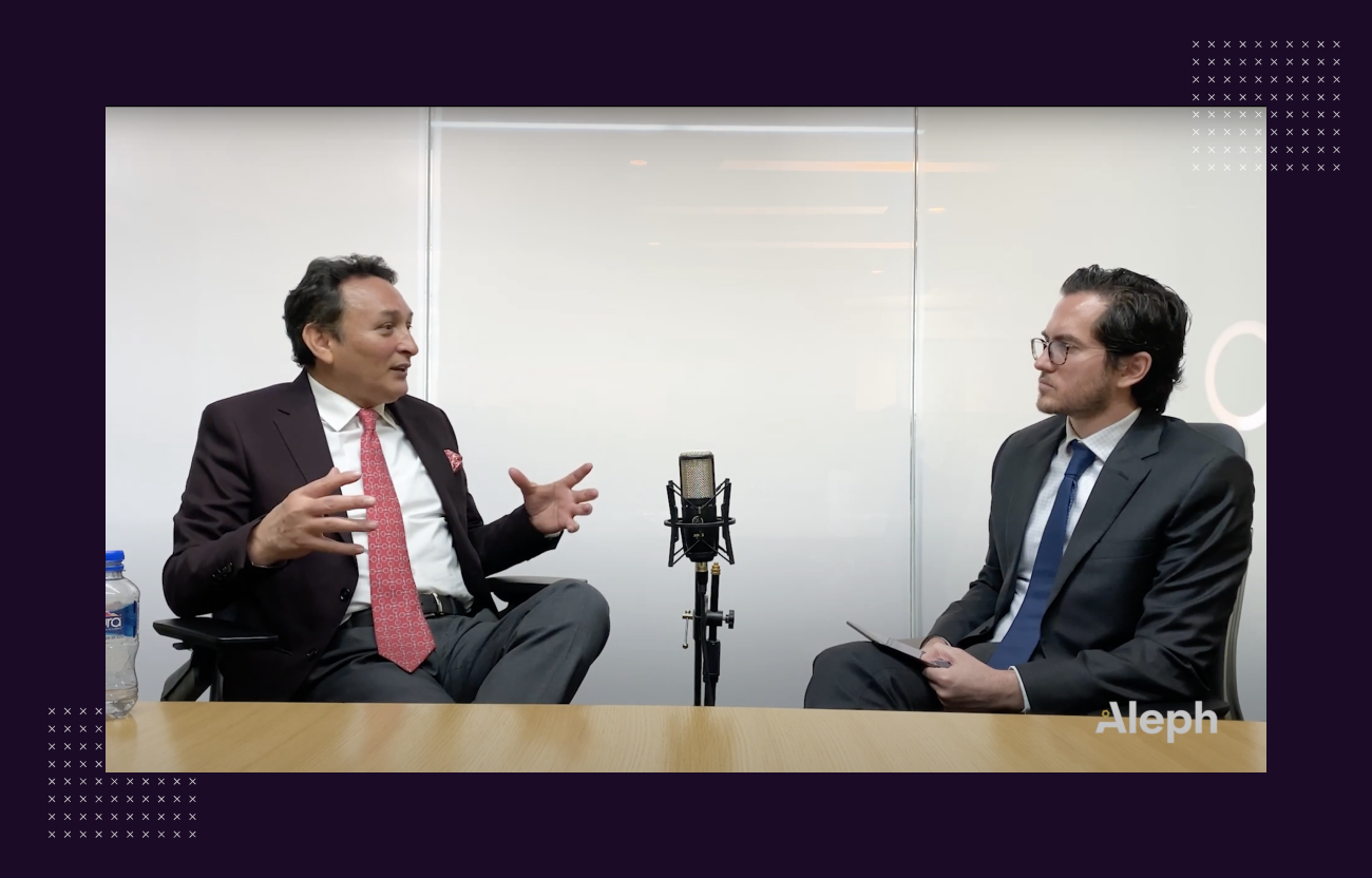 dagoberto santiago siendo entrevistado